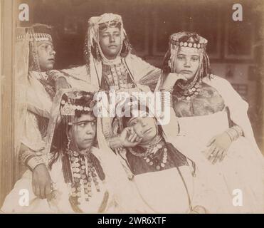 Portrait de groupe de cinq femmes Ouled Naïl inconnues en Algérie, Alger, groupe de filles d'Ouled Nail à Biskra (titre sur objet), anonyme, Algerije, 1890 - 1930, baryta paper, hauteur 247 mm × largeur 317 mm, photographie Banque D'Images