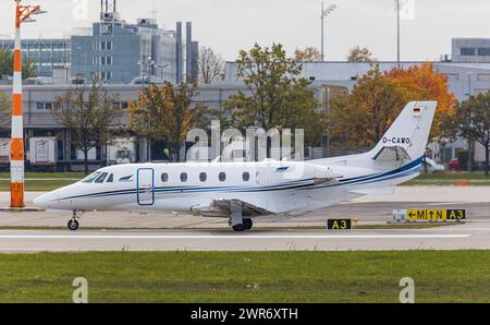 Eine Cessna 560XL citation XLS+ von Aerowest startet von der Nordbahn des Flughafen München. Enregistrement d-CAWO. (München, Allemagne, 09.10.2022) Banque D'Images