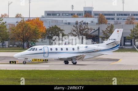 Eine Cessna 560XL citation XLS+ von Aerowest startet von der Nordbahn des Flughafen München. Enregistrement d-CAWO. (München, Allemagne, 09.10.2022) Banque D'Images