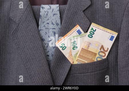 Mehrere Euro-Scheine stecken in der Tasche eines Nadelstreifenanzugs *** plusieurs billets en euros dans la poche d'un costume à fines rayures Nordrhein-Westfalen Deutschland, Allemagne GMS11187 Banque D'Images