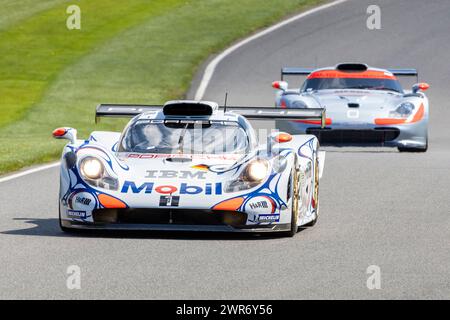 Tom Kristensen dans la Porsche 911 GT1-98 1998, célébration du 60e anniversaire de Porsche, Goodwood 80e réunion des membres, Sussex, Royaume-Uni. Banque D'Images