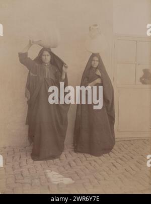 Double portrait de deux femmes égyptiennes inconnues avec des pots sur la tête, femmes Egypt Afalages [?] (Titre sur objet), anonyme, Midden-Oosten, 1860 - 1900, papier, tirage à l'albumen, hauteur 280 mm × largeur 219 mm, photographie Banque D'Images