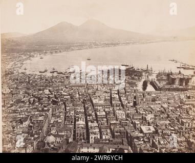 Vue sur la baie de Naples et le Vésuve depuis le (ancien) monastère chartreux de Saint Martin, Italie, Panorama Prize de la Chârtreuse S. Martin (titre sur objet), Naples (titre de la série sur objet), Giorgio Sommer, (attribué à), Naples, 1857 - 1914, carton, impression albumine, hauteur 306 mm × largeur 405 mm, photographie Banque D'Images