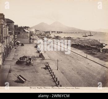 Vue du port de Naples et du Vésuve, Italie, Marine, Chateau Carmine-Vésuve avec Portici (titre sur objet), Naples (titre de la série sur objet), Giorgio Sommer, (attribué à), Naples, 1857 - 1914, carton, impression albumine, hauteur 307 mm × largeur 404 mm, photographie Banque D'Images