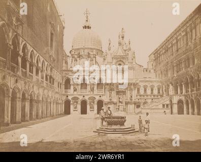 Cour du Palais des Doges à Venise, Italie, Cortile Palazzo Ducale (titre sur objet), anonyme, Venise, 1851 - 1900, carton, tirage à l'albumen, hauteur 310 mm × largeur 400 mm, photographie Banque D'Images