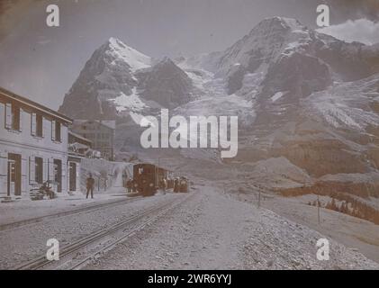 Vue d'un chemin de fer à Wengen au pied de l'Eiger et du Mönch dans les Alpes bernoises, à gauche Hotel Jungfrau, Wengernalp mit Eiger und Mönch (titre sur objet), anonyme, Wengen, 1890 - 1930, baryta paper, hauteur 164 mm × largeur 220 mm, photographie Banque D'Images