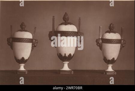 Trois vases en forme d'oeuf en porcelaine blanche, de la collection de Christopher Beckett Denison, fabricant : anonyme, v. 1880 - en ou avant 1885, papier, hauteur 122 mm × largeur 194 mm, impression photomécanique Banque D'Images