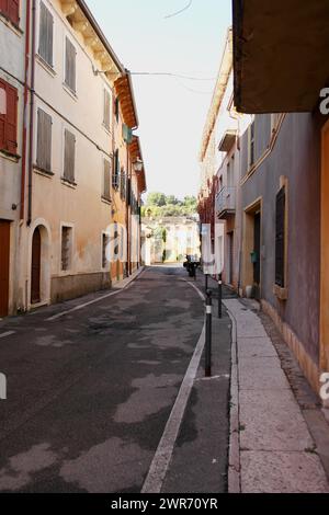 Vue d'une rue à Valeggio sul Mincio. 22 octobre 2023 Valleggio sul Mincio, Vénétie, Italie Banque D'Images