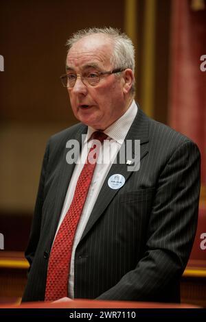 RETRANSMISSION DES INFORMATIONS DE SOUS-TITRAGE MODIFICATIF David Evans s'exprimant dans la salle du Sénat de l'Assemblée d'Irlande du Nord à Belfast, lors d'une manifestation commémorant la Journée européenne de commémoration des victimes du terrorisme. L'ancien policier a été grièvement blessé lorsque des républicains dissidents ont fait exploser sa voiture en 2010. L'ancien policier Peadar Heffron a été grièvement blessé lorsque des républicains dissidents ont fait exploser sa voiture en 2010. M. Heffron a exprimé son inquiétude quant au fait que la police soit "brisée" en Irlande du Nord et a déclaré que les communautés de tous côtés devaient faire davantage pour qu'elle fonctionne. Date de la photo : lundi 11 mars, 2 Banque D'Images