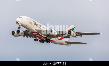 München, Deutschland - 2. Janvier 2021 : Ein AirbusS A380-861 von Emirates Airlines startet vom Flughafen München à Richtung Dubaï. Immatriculation : A6-EE Banque D'Images