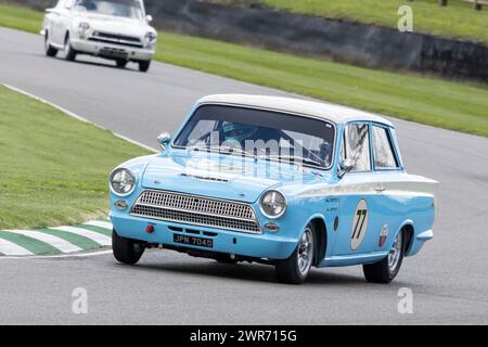 Mark Sumpter dans la Ford-Lotus Cortina MkI 1966 lors de la course Jim Clark Trophy à Goodwood 80th Member Meeting, Sussex, Royaume-Uni Banque D'Images