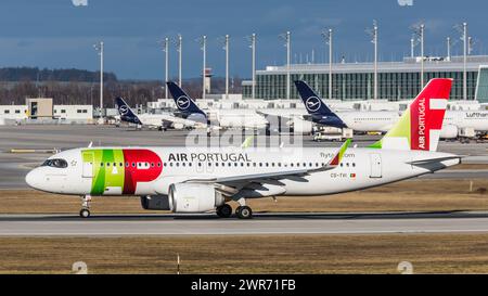 München, Deutschland - 1. Janvier 2022 : Ein Airbus A320-251N (Airbus A320neo) von TAP Air Portugal startet vom Flughafen München. Enregistrement CS-TVI. Banque D'Images