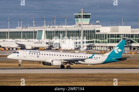 München, Deutschland - 1. Januar 2022 : Ein Embraer 195AR von Air Dolomiti landet auf dem Flughafen München. Enregistrement : I-ADJY. Banque D'Images