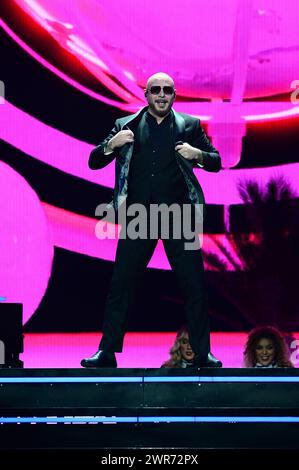 Hollywood, États-Unis. 08 mars 2024. HOLLYWOOD, FLORIDE - 08 MARS : Pitbull se produit sur scène lors de la tournée Trilogy Tour à Amerant Bank Arena le 8 mars 2024 à Sunrise, Floride. (Photo de JL/Sipa USA) crédit : Sipa USA/Alamy Live News Banque D'Images