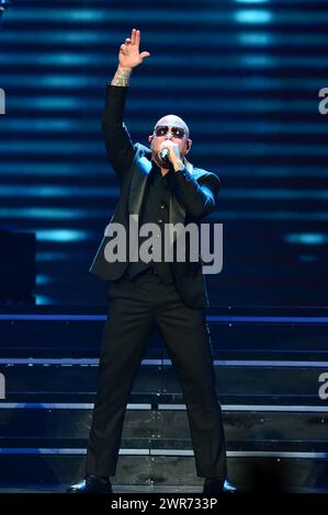 Hollywood, États-Unis. 08 mars 2024. HOLLYWOOD, FLORIDE - 08 MARS : Pitbull se produit sur scène lors de la tournée Trilogy Tour à Amerant Bank Arena le 8 mars 2024 à Sunrise, Floride. (Photo de JL/Sipa USA) crédit : Sipa USA/Alamy Live News Banque D'Images