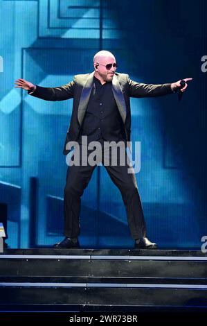 Hollywood, États-Unis. 08 mars 2024. HOLLYWOOD, FLORIDE - 08 MARS : Pitbull se produit sur scène lors de la tournée Trilogy Tour à Amerant Bank Arena le 8 mars 2024 à Sunrise, Floride. (Photo de JL/Sipa USA) crédit : Sipa USA/Alamy Live News Banque D'Images