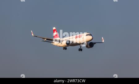 Zürich, Schweiz - 25. Janvier 2022 : Ein Airbus A320-271N (Airbus A320neo) im Landeanflug auf den Flughafen Zürich. Immatriculation : HB-JDB. Banque D'Images