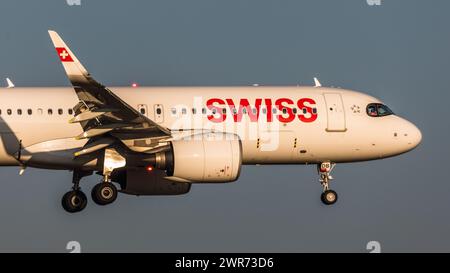 Zürich, Schweiz - 25. Janvier 2022 : Ein Airbus A320-271N (Airbus A320neo) im Landeanflug auf den Flughafen Zürich. Immatriculation : HB-JDB. Banque D'Images