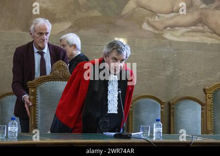 Le président du tribunal Michel de Greve photographié à l’ouverture du procès de Bryssens, devant la Cour d’assises de la région de Bruxelles-capitale, lundi 11 mars 2024, à Bruxelles. Bryssens, 42 ans, est accusé d'avoir tué un autre sans-abri Artur Kochansky dans un campement improvisé de plusieurs sans-abri à Vorst - Forest en 2022. BELGA PHOTO NICOLAS MAETERLINCK Banque D'Images