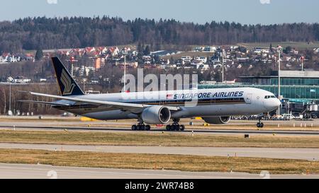 Zürich, Schweiz - 28. Février 2022 : eine Boeing 777-312ER von Singapore Airlines startet vom Flughafen Zürich. Banque D'Images