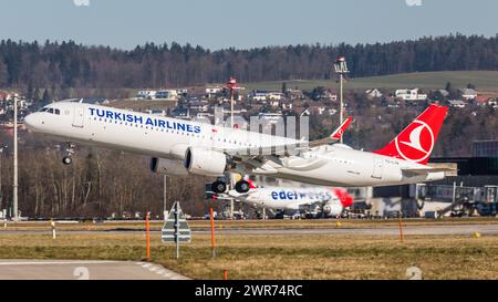 Zürich, Schweiz - 28. Février 2022 : Ein Airbus A321-271NX (Airbus A321neo) von Turkish Airlines startet vom Flughafen Zürich. Banque D'Images