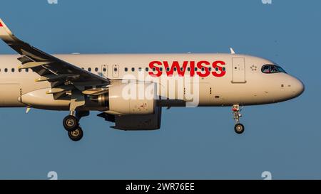 Zürich, Schweiz - 5. März 2022 : Ein Airbus A320-271N (Airbus A320neo) Swiss International Airlines im Landeanflug auf den Flughafen Zürich. Registrati Banque D'Images