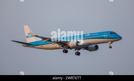 Zürich, Schweiz - 11. März 2022 : Ein Embraer 195STD von KLM Cityhopper im Landeanflug auf den Flughafen Zürich. Enregistrement pH-EZF. Banque D'Images