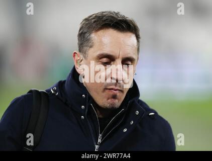 Ancien footballeur de Manchester United & England et commentateur de football, Gary Neville.. - West Ham United v Brentford, premier League, London Stadium, Londres, Royaume-Uni - 26 février 2024. Usage éditorial uniquement - des restrictions DataCo s'appliquent. Banque D'Images