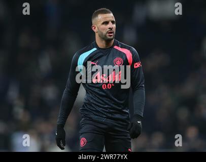 Kyle Walker de Manchester City se réchauffe. - Tottenham Hotspur v Manchester City, Emirates FA Cup, 4th Round, Tottenham Hotspur Stadium, Londres, Royaume-Uni - 26 janvier 2024. Usage éditorial uniquement - des restrictions DataCo s'appliquent. Banque D'Images