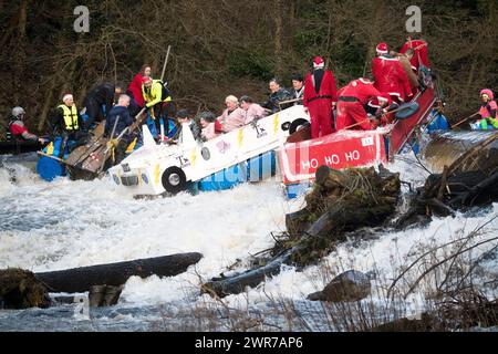 26/12/17 les concurrents bravent les conditions de gel alors qu'ils plongent au-dessus d'un déversoir sur la rivière Derwent près de la fin de la Matlock Bath Raft Race à Derbyshi Banque D'Images