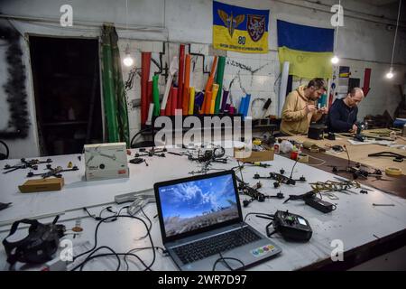 Lviv, Ukraine. 29 février 2024. Les gens assemblent des drones FPV pour l'armée ukrainienne. Volunteers Unite a commencé à assembler des drones FPV pour l’armée ukrainienne à Lviv. Les gens suivent des cours spéciaux sur la façon d'assembler des drones. Ils achètent tous les composants pour drones avec leurs fonds et leurs dons. Crédit : SOPA images Limited/Alamy Live News Banque D'Images