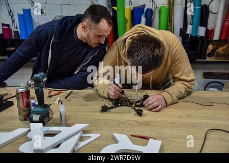 Lviv, Ukraine. 29 février 2024. Des volontaires assemblent des drones FPV pour l’armée ukrainienne. Volunteers Unite a commencé à assembler des drones FPV pour l’armée ukrainienne à Lviv. Les gens suivent des cours spéciaux sur la façon d'assembler des drones. Ils achètent tous les composants pour drones avec leurs fonds et leurs dons. Crédit : SOPA images Limited/Alamy Live News Banque D'Images