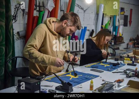 Lviv, Ukraine. 29 février 2024. Des volontaires assemblent des drones FPV pour l’armée ukrainienne. Volunteers Unite a commencé à assembler des drones FPV pour l’armée ukrainienne à Lviv. Les gens suivent des cours spéciaux sur la façon d'assembler des drones. Ils achètent tous les composants pour drones avec leurs fonds et leurs dons. Crédit : SOPA images Limited/Alamy Live News Banque D'Images