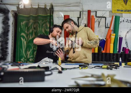 Lviv, Ukraine. 29 février 2024. Les hommes assemblent des drones FPV pour l'armée ukrainienne. Volunteers Unite a commencé à assembler des drones FPV pour l’armée ukrainienne à Lviv. Les gens suivent des cours spéciaux sur la façon d'assembler des drones. Ils achètent tous les composants pour drones avec leurs fonds et leurs dons. Crédit : SOPA images Limited/Alamy Live News Banque D'Images