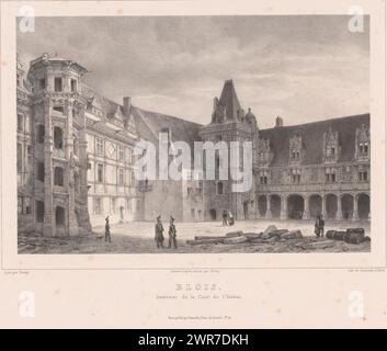 Vue sur la cour du château de Blois avec l'escalier en colimaçon, Blois. Intérieur de la Cour du Château (titre sur objet), vues en France (titre de la série), la France (titre de la série sur objet), imprimeur : Isodore-Laurent Deroy, après dessin : Isodore-Laurent Deroy, imprimeur : Benard Lemercier & Cie, imprimeur : Paris, après dessin : Blois, imprimeur : Paris, éditeur : Paris, 1834, papier, hauteur 289 mm × largeur 433 mm, impression Banque D'Images