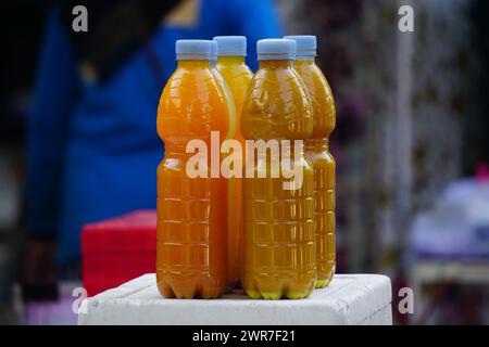Jamu dans la bouteille. Le jamu est l'une des boissons à base de plantes traditionnelles indonésiennes Banque D'Images