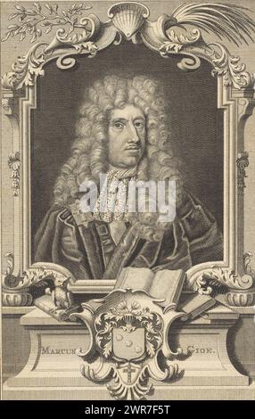 Portrait de Marcus Giöe, Portrait de Marcus Giöe, ambassadeur danois en Angleterre, dans un cadre décoratif. Sous le portrait se trouvent des livres et un hibou, symbole de sagesse. Juste en dessous de ses armoiries., imprimeur : Pieter Yver, Amsterdam, 1744, papier, gravure, gravure, hauteur 162 mm × largeur 109 mm, impression Banque D'Images
