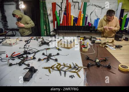 Lviv, Ukraine. 29 février 2024. Les gens assemblent des drones FPV pour l'armée ukrainienne. Volunteers Unite a commencé à assembler des drones FPV pour l’armée ukrainienne à Lviv. Les gens suivent des cours spéciaux sur la façon d'assembler des drones. Ils achètent tous les composants pour drones avec leurs fonds et leurs dons. (Photo de Pavlo Palamarchuk/SOPA images/Sipa USA) crédit : Sipa USA/Alamy Live News Banque D'Images