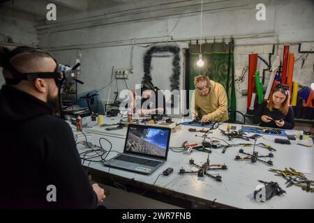 Lviv, Ukraine. 29 février 2024. Des volontaires assemblent des drones FPV pour l’armée ukrainienne. Volunteers Unite a commencé à assembler des drones FPV pour l’armée ukrainienne à Lviv. Les gens suivent des cours spéciaux sur la façon d'assembler des drones. Ils achètent tous les composants pour drones avec leurs fonds et leurs dons. (Photo de Pavlo Palamarchuk/SOPA images/Sipa USA) crédit : Sipa USA/Alamy Live News Banque D'Images