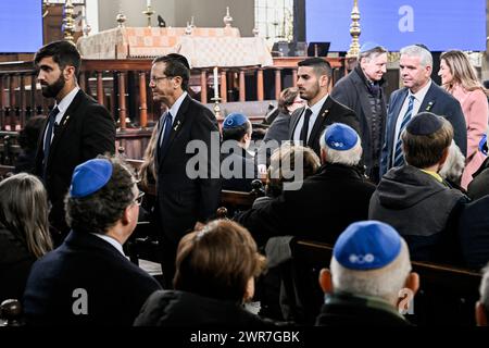 AMSTERDAM, pays-Bas, 10-03-2024 le roi Willem Alexander ouvre le Musée national de l'Holocauste à Amsterdam. Le roi prononcera un discours lors de la réunion d'ouverture dans la synagogue portugaise voisine. Il reçoit ensuite une visite du musée. Crédit : NLBeeld/Patrick van EMST Banque D'Images