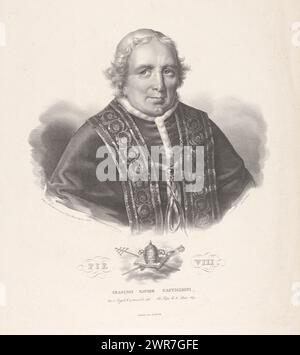 Portrait du pape Pie VIII, Pie VIII François Xavier Castiglioni (titre sur objet), les attributs du Pape sont représentés sous le portrait., imprimeur : Antoine Maurin, d'après son propre dessin : Antoine Maurin, imprimeur : Wilhelm Santer, Kalisz, c. 1825 - 1836, papier, hauteur 604 mm × largeur 444 mm, impression Banque D'Images