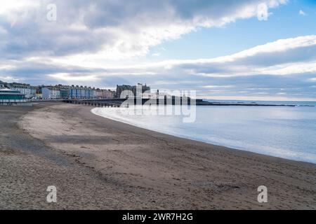 Vue sur la plage vers la ville côtière de Ceredigion d'Aberystwyth West Wales UK. Janvier 2024 Banque D'Images