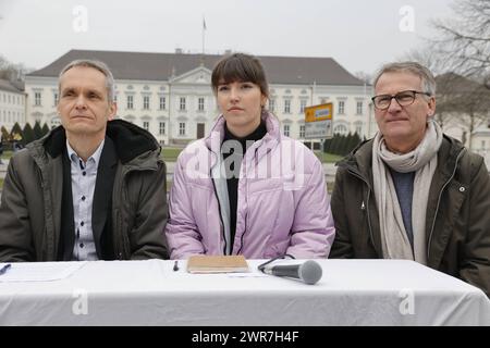 Physiker Rolf Meyer, Sprecherin der Bewegung Carla Hinrichs, Landwirt Eberhard Räder, Deutschland, Berlin, Schloss Bellevue, Pressekonferenz, Letzte Generation plant nächste Protestwelle *** physicien Rolf Meyer, porte-parole du mouvement Carla Hinrichs, agriculteur Eberhard Räder, Allemagne, Berlin, Bellevue Palace, Conférence de presse, dernière génération prévoit la prochaine vague de protestations Banque D'Images