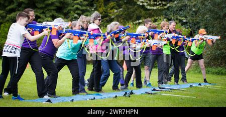 05/05/18 les marcheurs nordiques visent avec des pistolets nerf alors qu'ils participent à une compétition de tir, marche, tir, marche connue sous le nom de 'Binerflon' au Rustick Banque D'Images