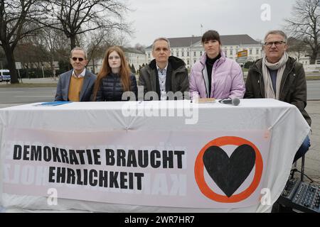 Professeur de géologie Nikolaus Froitzheim, Schülerin Laura Bischoff, Physiker Rolf Meyer, Sprecherin der Bewegung Carla Hinrichs, Landwirt Eberhard Räder, Deutschland, Berlin, Schloss Bellevue, Pressekonferenz, Letzte Generation Plant nächste Protestwelle *** Professeur de géologie Nikolaus Froitzheim, étudiante Laura Bischoff, physicien Rolf Meyer, porte-parole du mouvement Carla Hinrichs, agriculteur Eberhard Räder, Allemagne, Berlin, Bellevue Palace, Conférence de presse, dernière génération prévoit une prochaine vague de protestation Banque D'Images