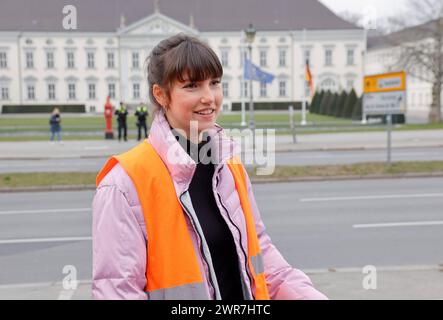 Sprecherin der Bewegung Carla Hinrichs, Deutschland, Berlin, Schloss Bellevue, Pressekonferenz, letzte Generation Plant nächste Protestwelle *** porte-parole du mouvement Carla Hinrichs, Allemagne, Berlin, Schloss Bellevue, Conférence de presse, la dernière génération planifie la prochaine vague de protestations Banque D'Images