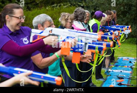 05/05/18 les marcheurs nordiques visent avec des pistolets nerf alors qu'ils participent à une compétition de tir, marche, tir, marche connue sous le nom de 'Binerflon' au Rustick Banque D'Images