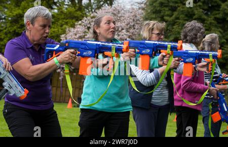 05/05/18 les marcheurs nordiques visent avec des pistolets nerf alors qu'ils participent à une compétition de tir, marche, tir, marche connue sous le nom de 'Binerflon' au Rustick Banque D'Images