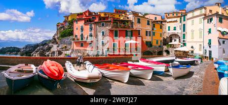 Italie voyage, région Ligurie. Pittoresque village traditionnel coloré Tellaro avec de vieux bateaux de pêche. Province de la Spezia Banque D'Images