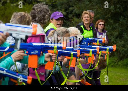 05/05/18 les marcheurs nordiques visent avec des pistolets nerf alors qu'ils participent à une compétition de tir, marche, tir, marche connue sous le nom de 'Binerflon' au Rustick Banque D'Images